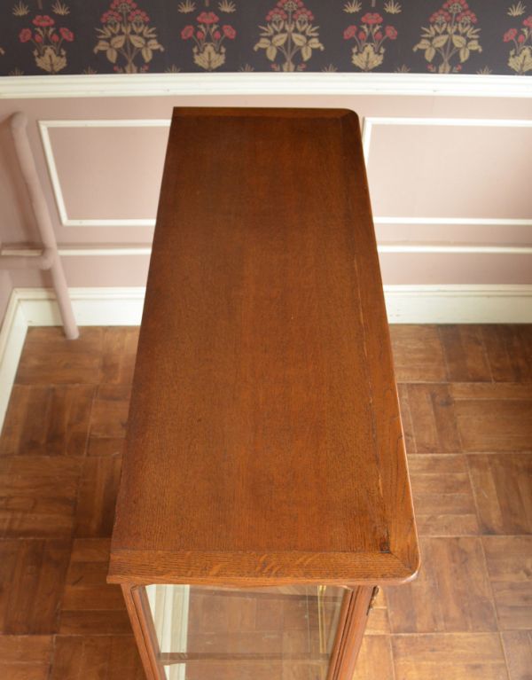 アンティーク家具　リビングで使えるフランスのゴージャスなアンティーク家具、ガラスキャビネット。天板もピカピカにお直ししました。(j-1427-f)