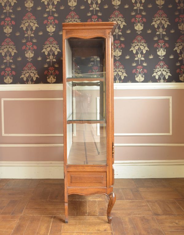 アンティーク家具　リビングで使えるフランスのゴージャスなアンティーク家具、ガラスキャビネット。サイドもガラスなので、どこから見ても美しいです！しっかり作られているので、安心してお使いいただけます。(j-1427-f)