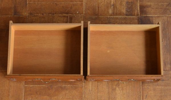 アンティーク家具　リビングで使えるフランスのゴージャスなアンティーク家具、ガラスキャビネット。引き出しは２杯。(j-1427-f)