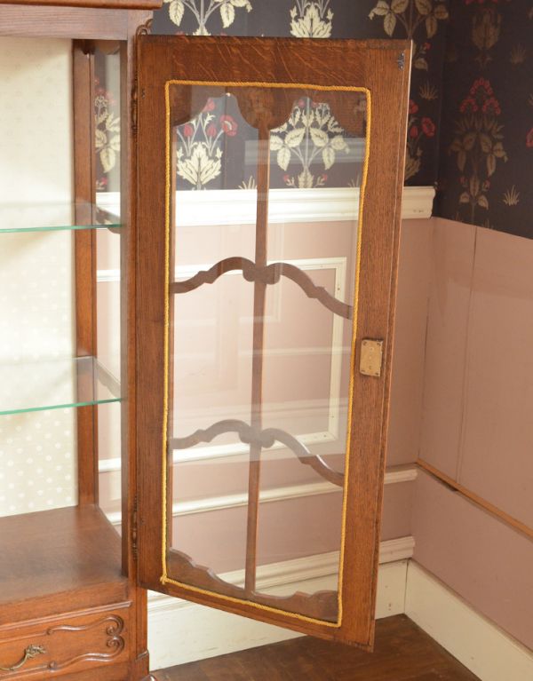 アンティーク家具　リビングで使えるフランスのゴージャスなアンティーク家具、ガラスキャビネット。ガラスもアンティークならでは。(j-1427-f)