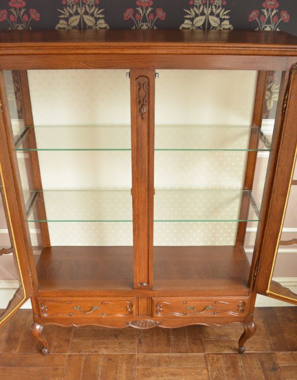 アンティーク家具　リビングで使えるフランスのゴージャスなアンティーク家具、ガラスキャビネット。中も美しい状態です。(j-1427-f)