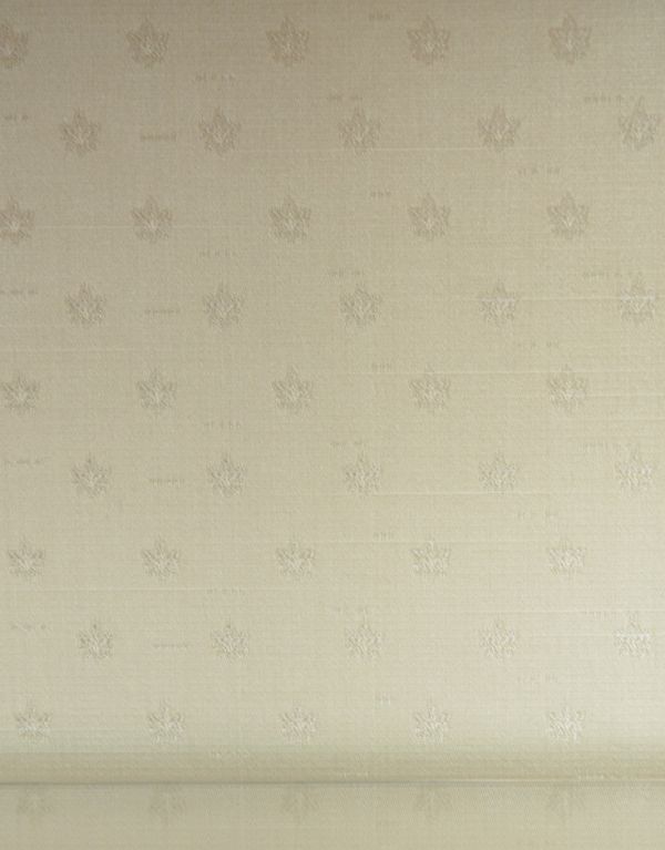 アンティーク家具　リビングで使えるフランスのゴージャスなアンティーク家具、ガラスキャビネット。柄物の食器やお気に入りのアイテムが引き立つようなシンプルな生地に新しく張り替えました。(j-1427-f)