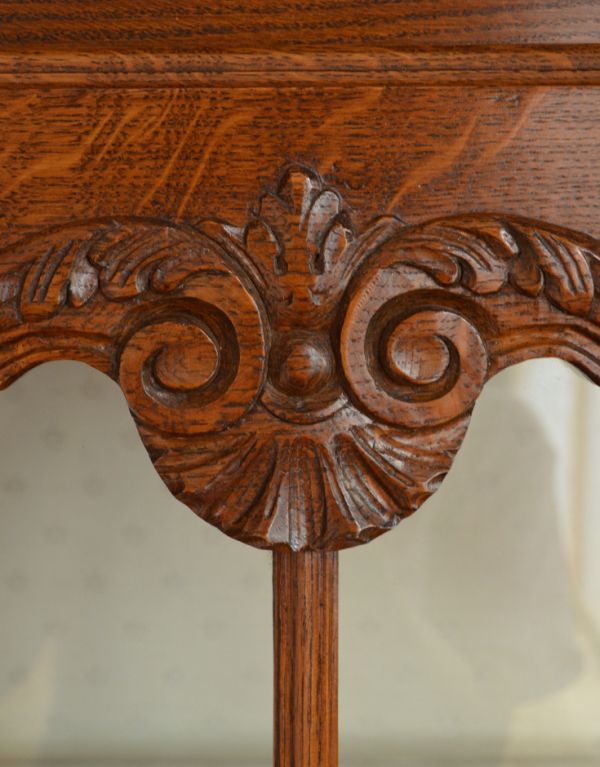 アンティーク家具　リビングで使えるフランスのゴージャスなアンティーク家具、ガラスキャビネット。全ての装飾は見とれる程美しいです。(j-1427-f)