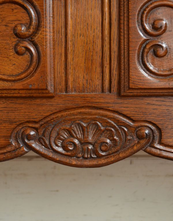 アンティーク家具　リビングで使えるフランスのゴージャスなアンティーク家具、ガラスキャビネット。繊細で高級感たっぷりの扉の彫り。(j-1427-f)