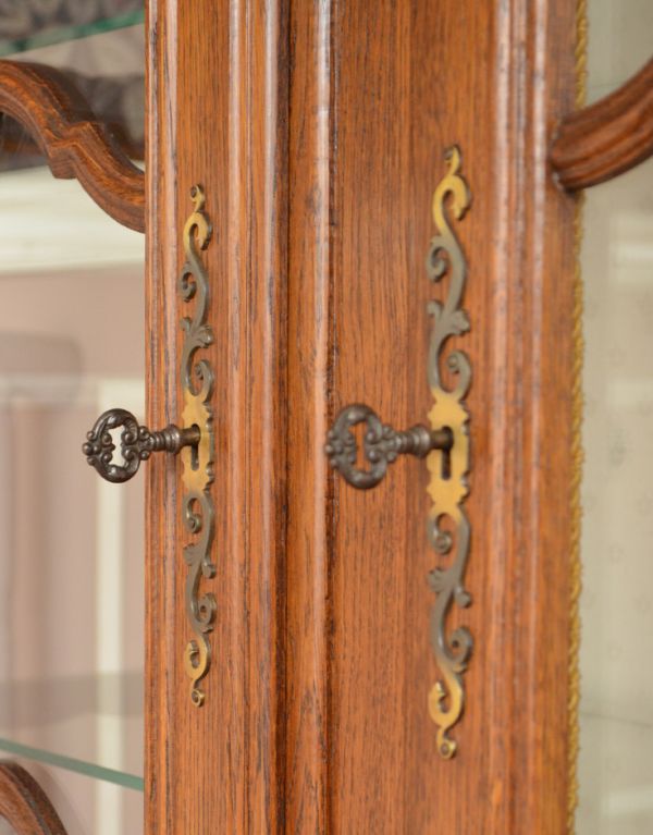 アンティーク家具　リビングで使えるフランスのゴージャスなアンティーク家具、ガラスキャビネット。鍵穴が付いています。(j-1427-f)