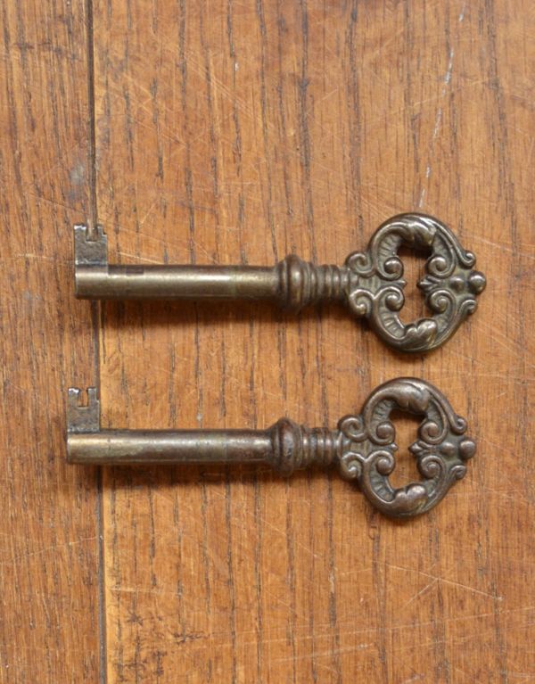 アンティーク家具　リビングで使えるフランスのゴージャスなアンティーク家具、ガラスキャビネット。アンティークの鍵をいっしょにお届けします。(j-1427-f)