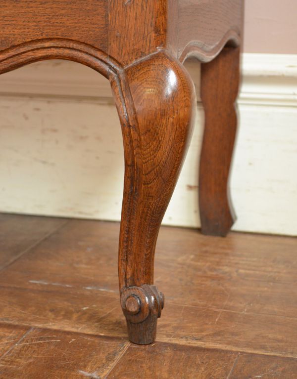 アンティーク家具　リビングで使えるフランスのゴージャスなアンティーク家具、ガラスキャビネット。安定感のある脚がしっかり支えます。(j-1427-f)