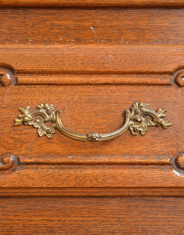 アンティーク家具　リビングで使えるフランスのゴージャスなアンティーク家具、ガラスキャビネット。優雅な曲線の取っ手。(j-1427-f)