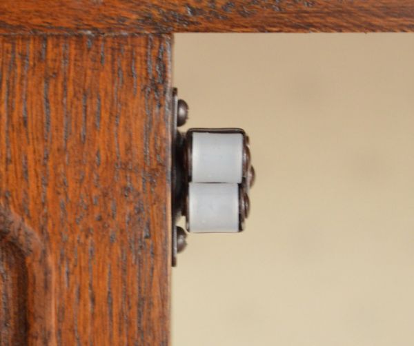 アンティーク家具　リビングで使えるフランスのゴージャスなアンティーク家具、ガラスキャビネット。扉にはローラーキャッチャーが付いているので開け閉めはスムーズです。(j-1427-f)