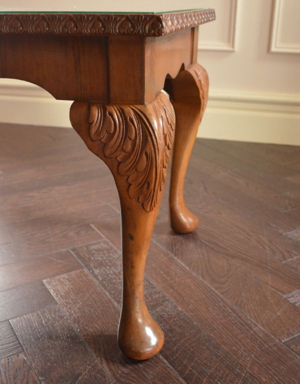 イギリスから輸入したアンティーク家具、ガラス天板のコーヒーテーブル