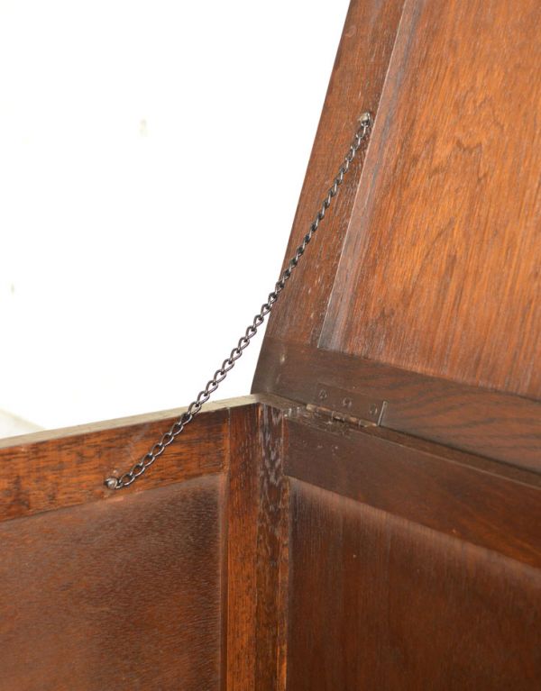 アンティーク家具　1930年代のアンティーク英国家具、オーク材のコファー（ベンチ）。フタにはチェーンが付いているので、安全です。(j-1429-f)