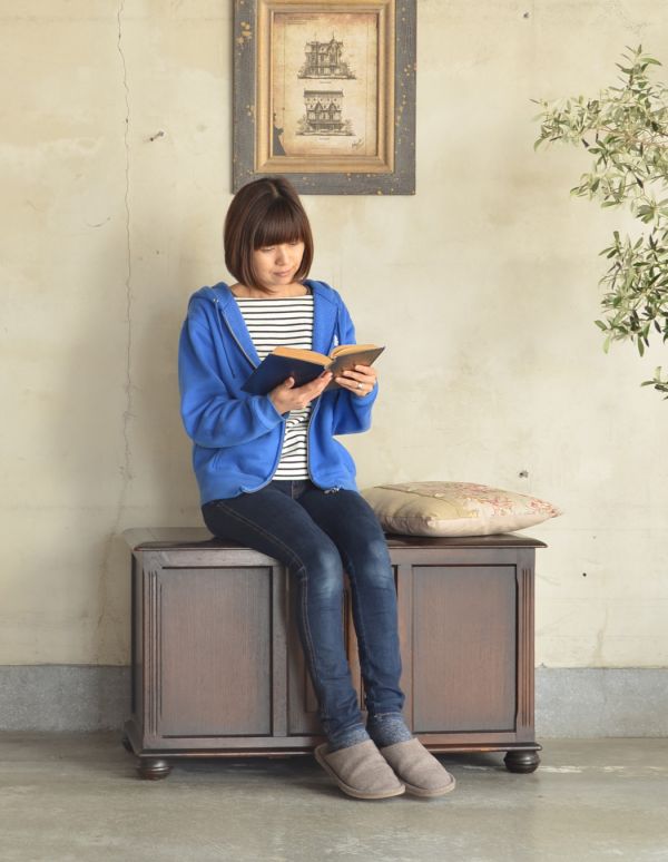 アンティーク家具　1930年代のアンティーク英国家具、オーク材のコファー（ベンチ）。玄関やダイニングにちょっと置けば、腰掛けるベンチとしても使えます。(j-1429-f)