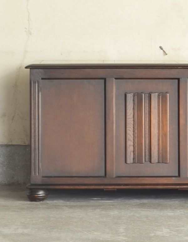 アンティーク家具　1930年代のアンティーク英国家具、オーク材のコファー（ベンチ）。繊細で美しい彫刻です。(j-1429-f)