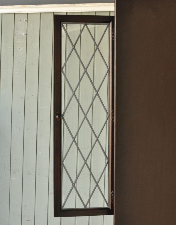 アンティーク家具　シックなアンティークの英国家具、コーナーガラスキャビネット。細いケイムの装飾が上品なアクセントになっています。(j-1430-f)