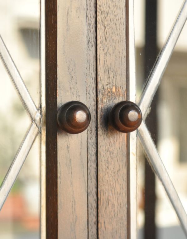 アンティーク家具　シックなアンティークの英国家具、コーナーガラスキャビネット。木製の取っ手です。(j-1430-f)