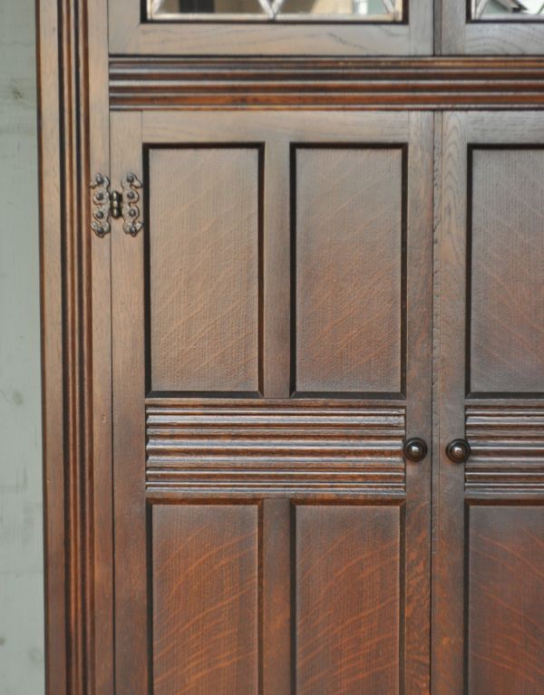 アンティーク家具　シックなアンティークの英国家具、コーナーガラスキャビネット。板戸は、彫がキレイに入っています。(j-1430-f)