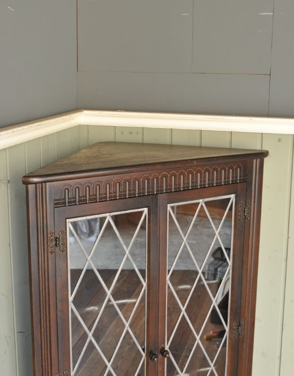 アンティーク家具　シックなアンティークの英国家具、コーナーガラスキャビネット。天板の塗装もキレイに仕上げました。(j-1430-f)