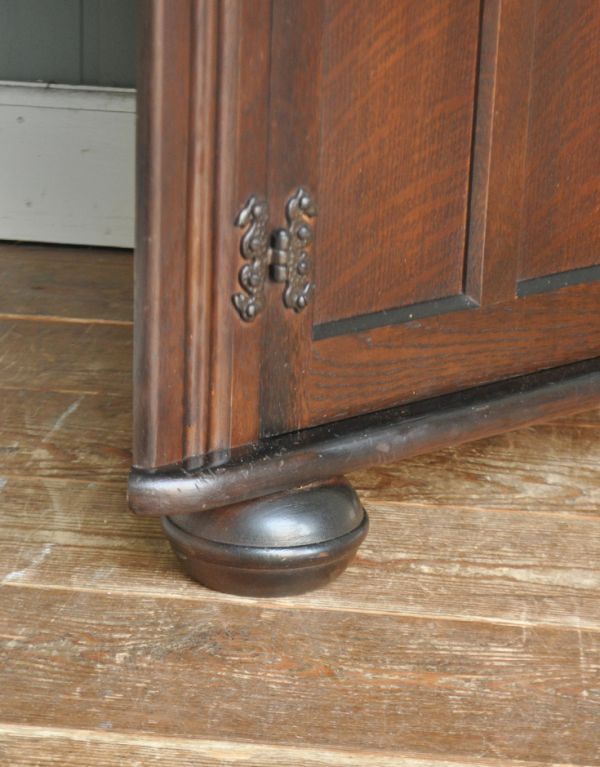 アンティーク家具　シックなアンティークの英国家具、コーナーガラスキャビネット。キャビネットをしっかり支えます。(j-1430-f)