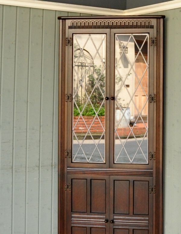 アンティーク家具　シックなアンティークの英国家具、コーナーガラスキャビネット。扉にはめ込まれたガラスもアンティークのもの。(j-1430-f)