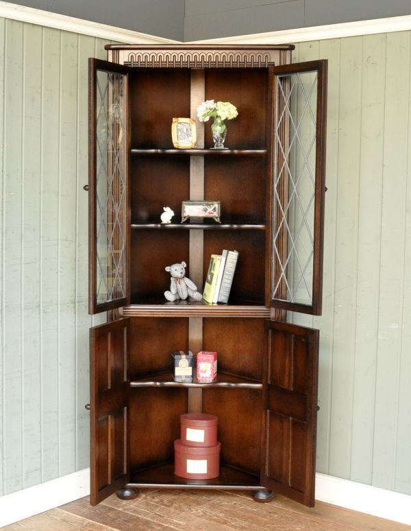 アンティーク家具　シックなアンティークの英国家具、コーナーガラスキャビネット。ガラス棚の棚板も三角形。(j-1430-f)