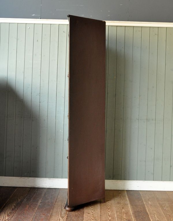 アンティーク家具　シックなアンティークの英国家具、コーナーガラスキャビネット。丈夫に作られているので、長くお使いいただけます。(j-1430-f)