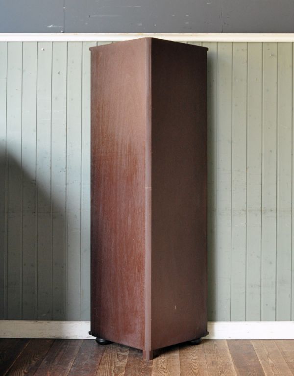 アンティーク家具　シックなアンティークの英国家具、コーナーガラスキャビネット。裏側もきちんとメンテナンスしているので、キレイな状態です。(j-1430-f)