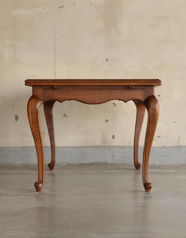 ロイドテーブル　アンティーク家具　装飾が入ったフランスのアンティーク家具、伸張式のダイニングテーブル。脚の美しさが自慢のテーブル！サイドから見るとこんな感じです。(j-1431-f)