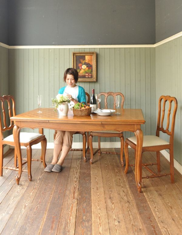 ロイドテーブル　アンティーク家具　フランスのキレイなアンティーク家具、伸張式のダイニングテーブル。天板が広いので、ゆったりとお使い頂けます。(j-1432-f)