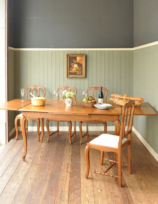 ロイドテーブル　アンティーク家具　フランスのキレイなアンティーク家具、伸張式のダイニングテーブル。大きく広げるとなんと2ｍを越えるテーブルになります。(j-1432-f)