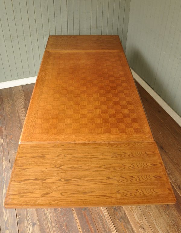 ロイドテーブル　アンティーク家具　フランスのキレイなアンティーク家具、伸張式のダイニングテーブル。広げるとみんなで囲めてとっても楽しいですよ。(j-1432-f)