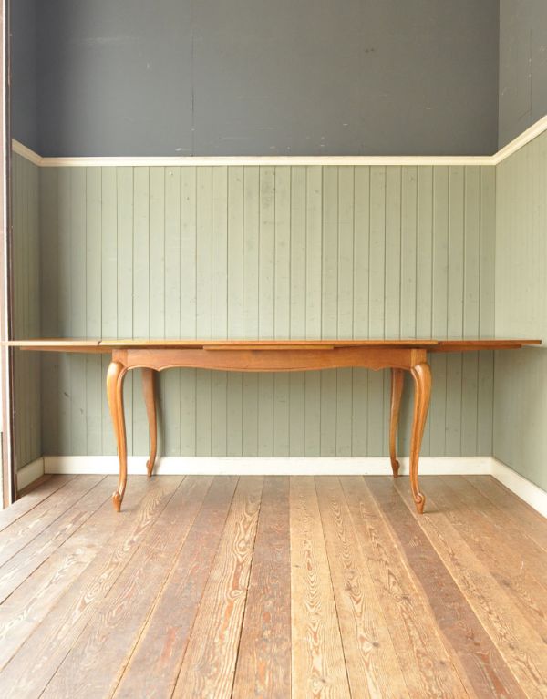 ロイドテーブル　アンティーク家具　フランスのキレイなアンティーク家具、伸張式のダイニングテーブル。もちろん常に広げた状態でもお使いいただけます。(j-1432-f)