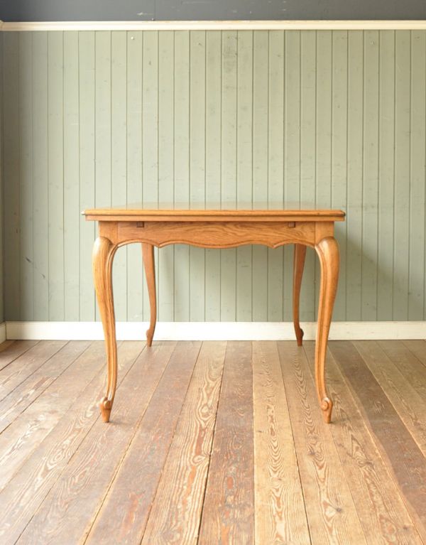 ロイドテーブル　アンティーク家具　フランスのキレイなアンティーク家具、伸張式のダイニングテーブル。脚の美しさが自慢のテーブル！サイドから見るとこんな感じです。(j-1432-f)