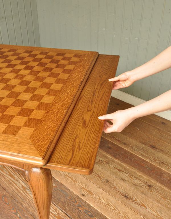 ロイドテーブル　アンティーク家具　フランスのキレイなアンティーク家具、伸張式のダイニングテーブル。天板は引っ張り出すだけであっという間に大きくなります。(j-1432-f)