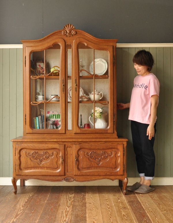 アンティークのキャビネット　アンティーク家具　フランスのゴージャスなアンティーク家具、食器棚になるガラスキャビネット。高級感たっぷりのガラスキャビネット。(j-1433-f)