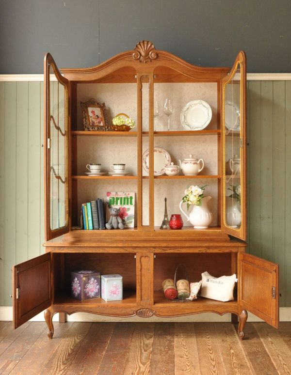 アンティークのキャビネット　アンティーク家具　フランスのゴージャスなアンティーク家具、食器棚になるガラスキャビネット。オーク材の木目の表情が美しく出ています。(j-1433-f)