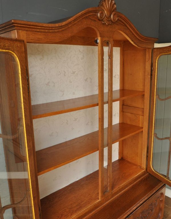 アンティークのキャビネット　アンティーク家具　フランスのゴージャスなアンティーク家具、食器棚になるガラスキャビネット。中はこんなにも広々としています。(j-1433-f)