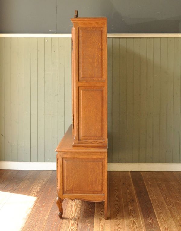 アンティークのキャビネット　アンティーク家具　フランスのゴージャスなアンティーク家具、食器棚になるガラスキャビネット。横から見ると意外とスッキリしているんですよ。(j-1433-f)