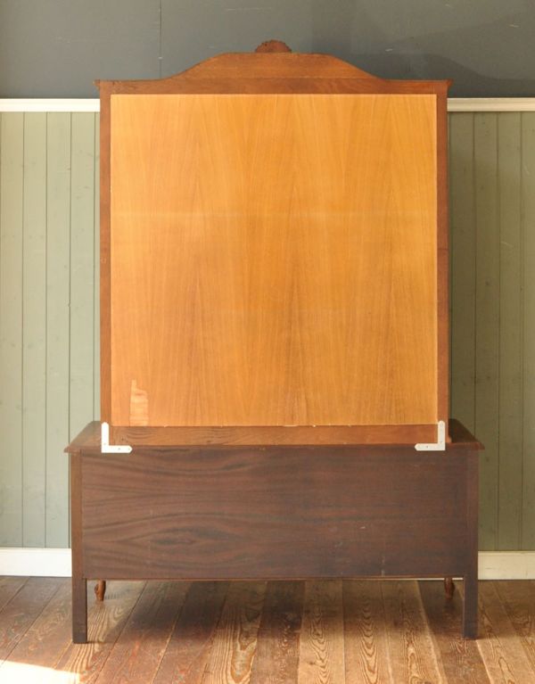 アンティークのキャビネット　アンティーク家具　フランスのゴージャスなアンティーク家具、食器棚になるガラスキャビネット。しっかりメンテナンスしてあるので、裏側もキレイな状態です。(j-1433-f)