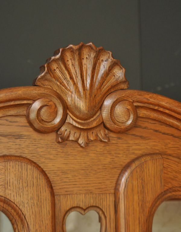 アンティークのキャビネット　アンティーク家具　フランスのゴージャスなアンティーク家具、食器棚になるガラスキャビネット。繊細な装飾は見とれる程美しいです。(j-1433-f)