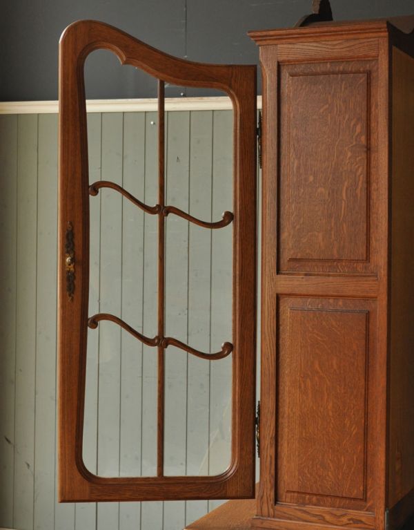 アンティークのキャビネット　アンティーク家具　フランスのゴージャスなアンティーク家具、食器棚になるガラスキャビネット。アンティークのガラスがキレイに残っていました。(j-1433-f)