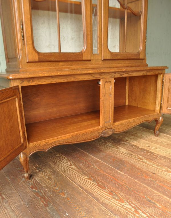 アンティークのキャビネット　アンティーク家具　フランスのゴージャスなアンティーク家具、食器棚になるガラスキャビネット。下の収納には、広い収納。(j-1433-f)