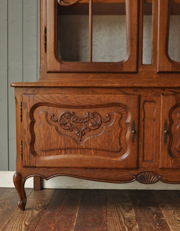 アンティークのキャビネット　アンティーク家具　フランスのゴージャスなアンティーク家具、食器棚になるガラスキャビネット。美しい彫にうっとり。(j-1433-f)