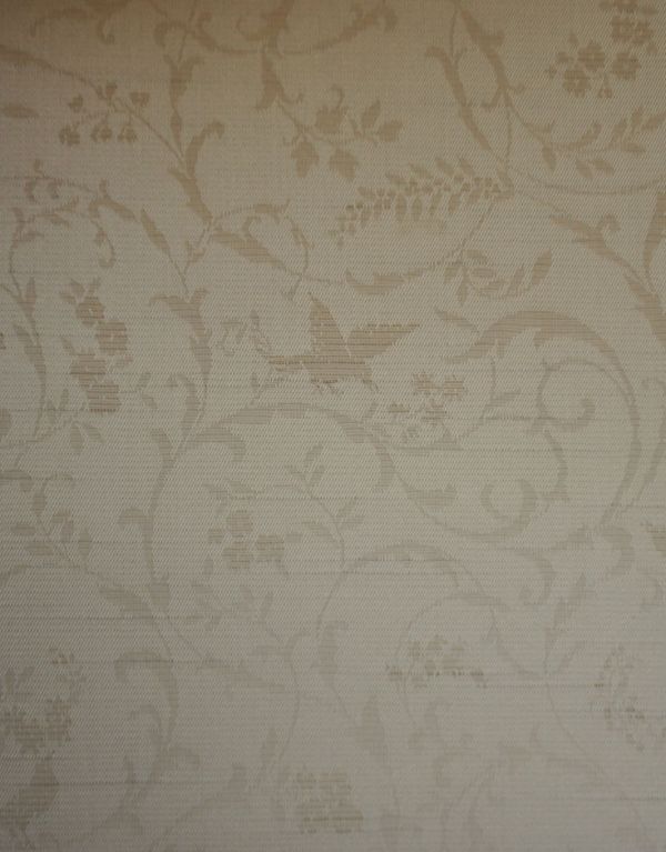 アンティークのキャビネット　アンティーク家具　フランスのゴージャスなアンティーク家具、食器棚になるガラスキャビネット。柄物の食器やお気に入りのアイテムが引き立つようなシンプルな生地に新しく張り替えました。(j-1433-f)