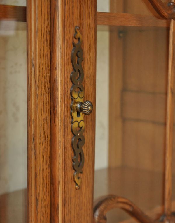 アンティークのキャビネット　アンティーク家具　フランスのゴージャスなアンティーク家具、食器棚になるガラスキャビネット。アンティークらしい繊細なデザインの取っ手がちょこんと付いています。(j-1433-f)