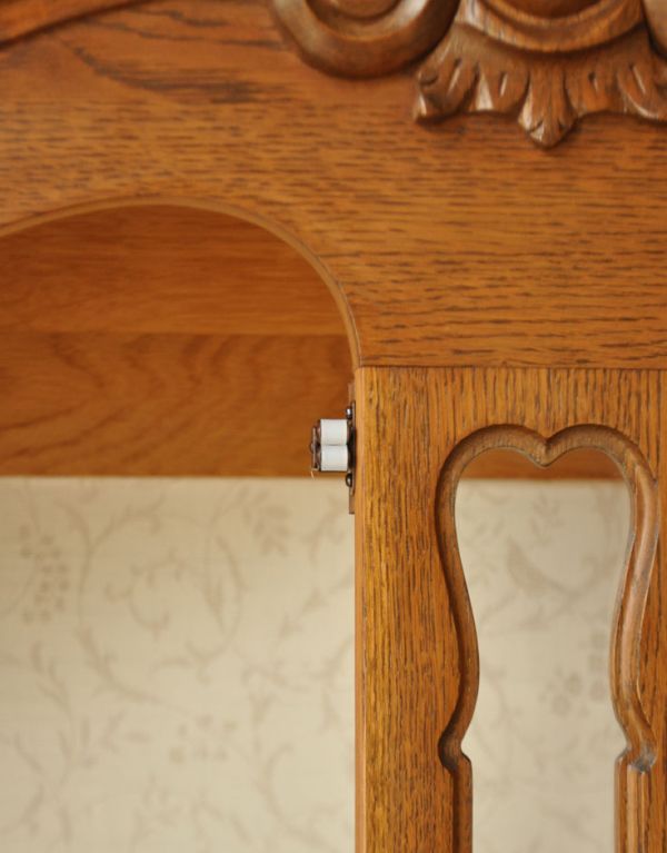 アンティークのキャビネット　アンティーク家具　フランスのゴージャスなアンティーク家具、食器棚になるガラスキャビネット。上下ともローラーキャッチャーが付いているので開閉はスムーズです。(j-1433-f)