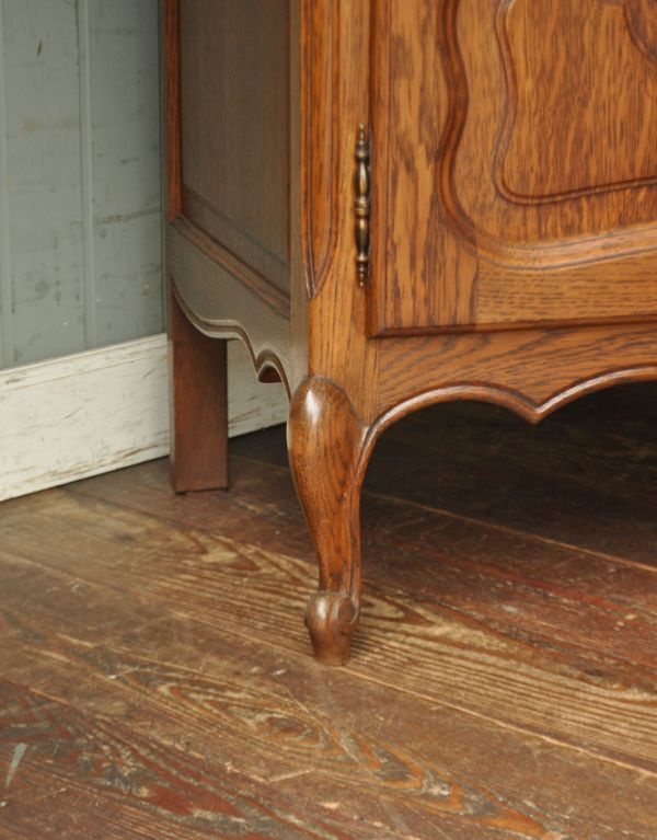 アンティークのキャビネット　アンティーク家具　フランスのゴージャスなアンティーク家具、食器棚になるガラスキャビネット。キュートな猫脚がキャビネットをしっかり支えてくれます。(j-1433-f)