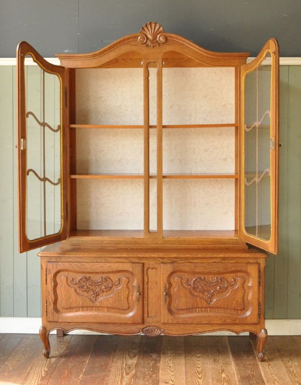 アンティークのキャビネット　アンティーク家具　フランスのゴージャスなアンティーク家具、食器棚になるガラスキャビネット。食器や写真立て、本やDVDなどなど、たくさん飾ればディスプレイの幅が広がります！ガラスが大きいので、中に飾ったものがいい感じに見えてオシャレになります。(j-1433-f)