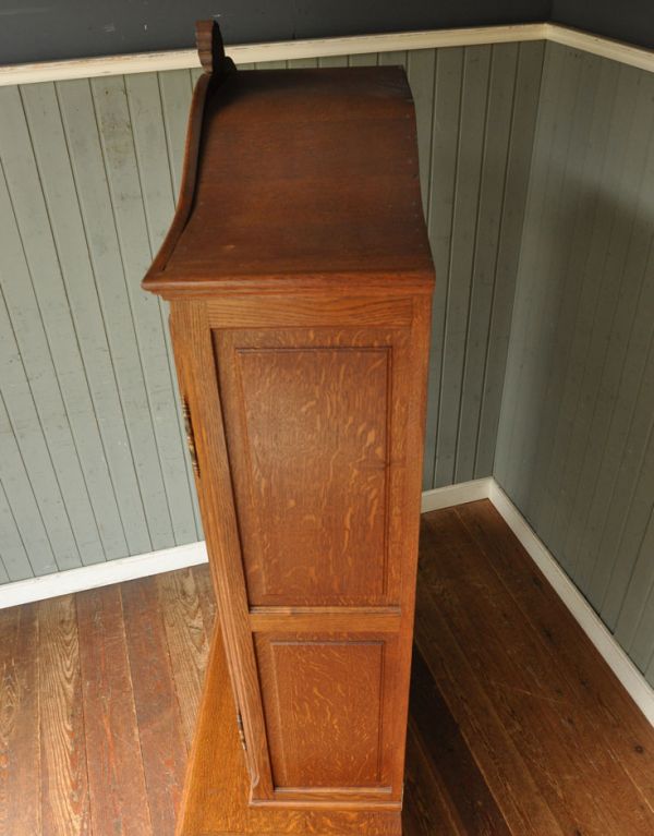 アンティークのキャビネット　アンティーク家具　フランスのゴージャスなアンティーク家具、食器棚になるガラスキャビネット。天板もピカピカにお直ししました。(j-1433-f)