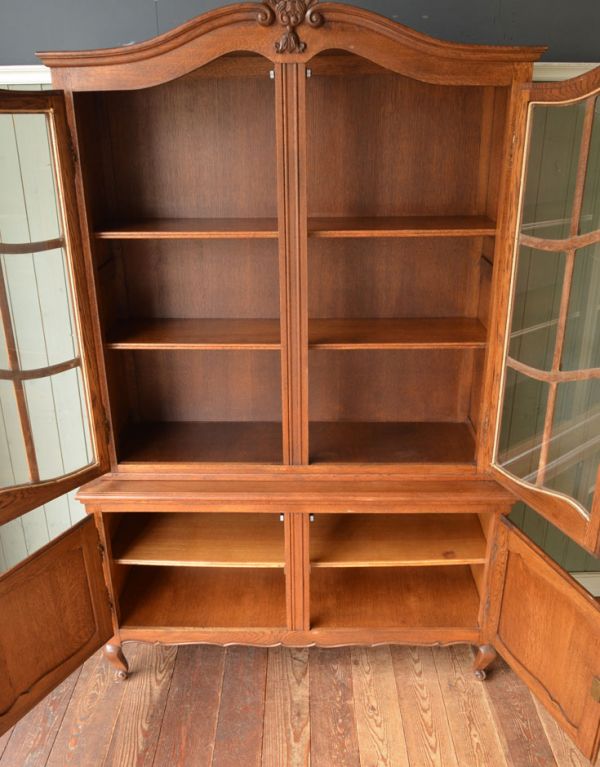 アンティークのキャビネット　アンティーク家具　フランスの華やかなアンティーク家具、大きなガラスキャビネット（食器棚）。中はこんなにも広々としています。(j-1434-f)