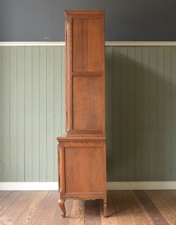 アンティークのキャビネット　アンティーク家具　フランスの華やかなアンティーク家具、大きなガラスキャビネット（食器棚）。横から見ると意外とスッキリしているんですよ。(j-1434-f)